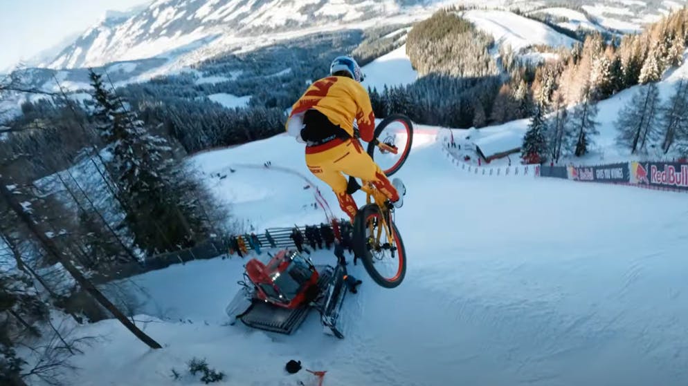 Saltos auf Hahnenkamm-Abfahrt. Dieser «Verrückte» rast mit dem Velo mit mehr als 100 km/h die Streif runter