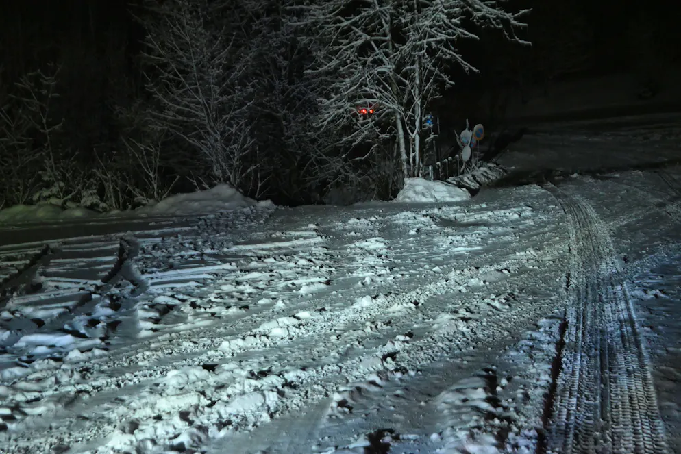 Spuren im Schnee zeigen, wie das Auto auf den Abhang zufuhr.