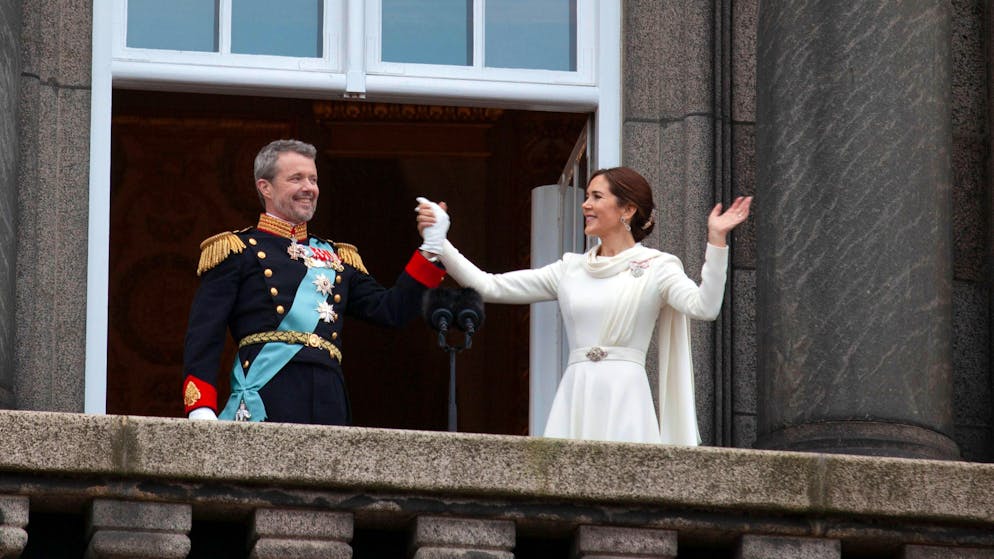 Style-Check della regina Mary. Un'apparizione per i libri di storia: la regina Mary appare sul balcone del Palazzo di Christiansborg a Copenaghen in uno sfolgorante abito bianco accanto al marito, re Frederik, dopo il cambio di trono in Danimarca.