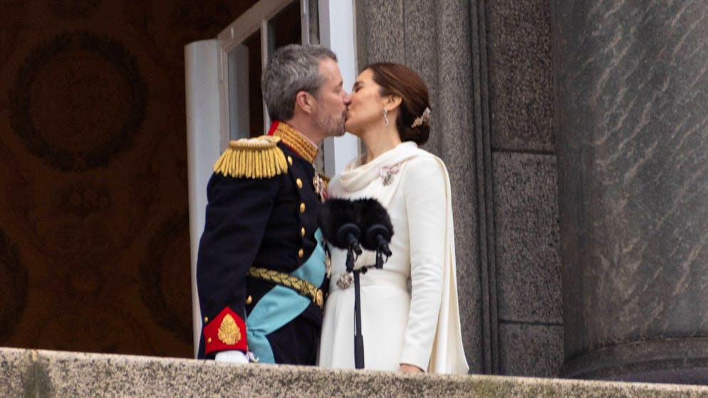 Style-Check della regina Mary. La regina Maria e il re Frederik passeranno alla storia per il loro bacio sul balcone del palazzo.