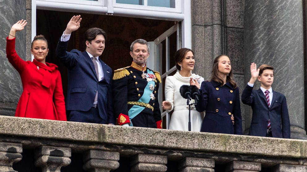 Style-Check della regina Mary. Più tardi, i quattro figli si uniscono alla nuova coppia reale per la loro prima apparizione ufficiale davanti a migliaia di spettatori.