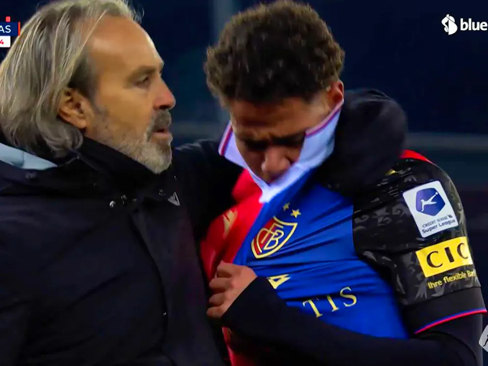 Die fussballverrückte Familie Beney. Der damalige Assistenztrainer Martin Rueda tröstet den völlig aufgelösten Beney.