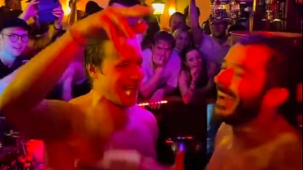 Wilde Feier in Kitzbühel. Odermatt und Sarrazin singen oben ohne die Schweizer Nationalhymne