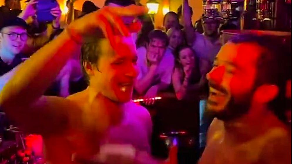 Marco Odermatt und Cyprien Sarrazin feiern ihre Kitzbühel-Erfolge ausgelassen.