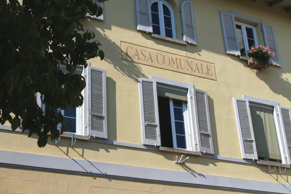 Nella foto d'archivio una veduta della facciata del Municipio di Muzzano.