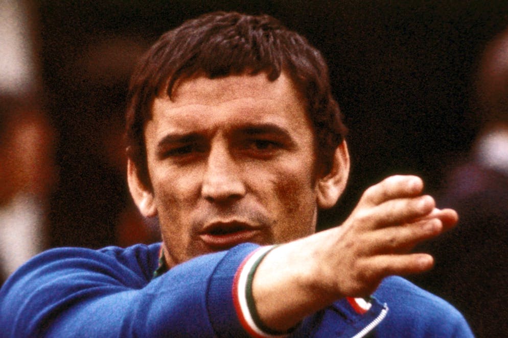 Lutto nel calcio: è morto Gigi Riva. Gigi era un tipo di attaccante feroce, che appena vedeva la porta avversaria non lasciava scampo.