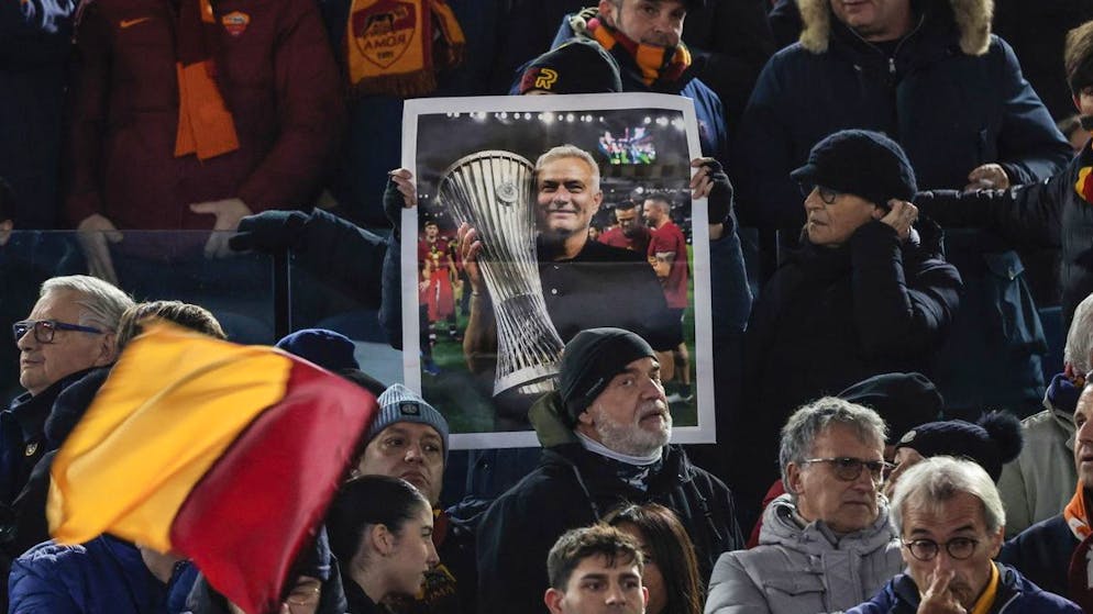 I tifosi della Roma salutano così Josè Mourinho, l'uomo capace di riportare un trofeo europeo nella capitale dopo ben 60 anni. 