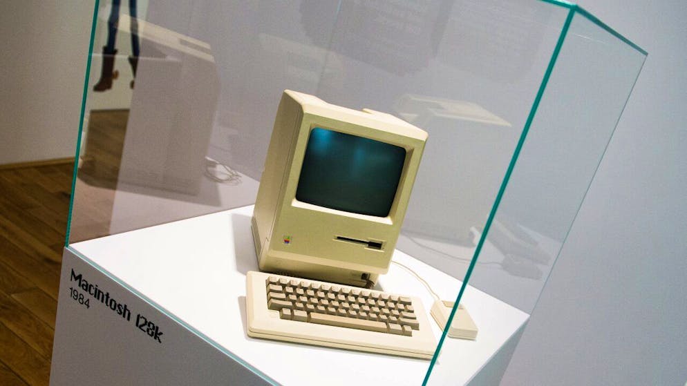Il Macintosh 128K lanciato nel 1984 esposto in un museo di Praga.