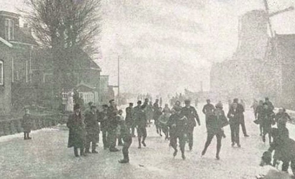 Alcuni dei 23 temerari che presero parte alla prima edizione dell'Elfstedentocht.