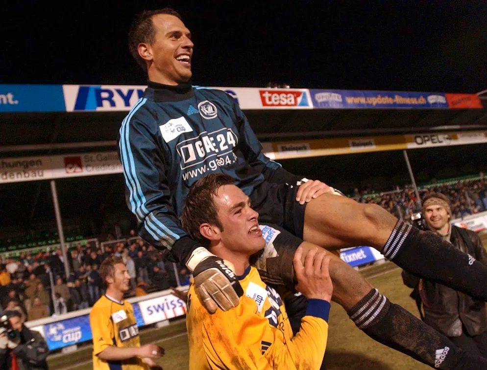 Die fussballverrückte Familie Beney. Wil-Goalie Nicolas Beney im März 2004 nach dem Sieg im Cup-Halbfinal beim grossen FC St. Gallen im Espenmoos. 