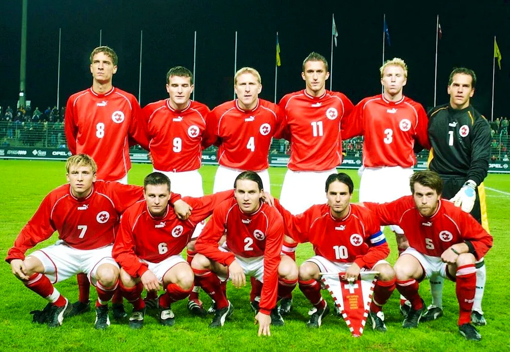 Die fussballverrückte Familie Beney. Papi Nicolas Beney ist im 2001 der Goalie unserer erfolgreichen U-21-Nati mit Reto Zanni, Alex Frei, Stephane Grichting, Johan Berisha, Ludovic Magnin, Nicolas Beney (o. vl), und Daniel Gygax, Roman Friedli, Remo Meyer, Ricardo Cabanas und Stephan Keller, (u. vl.)