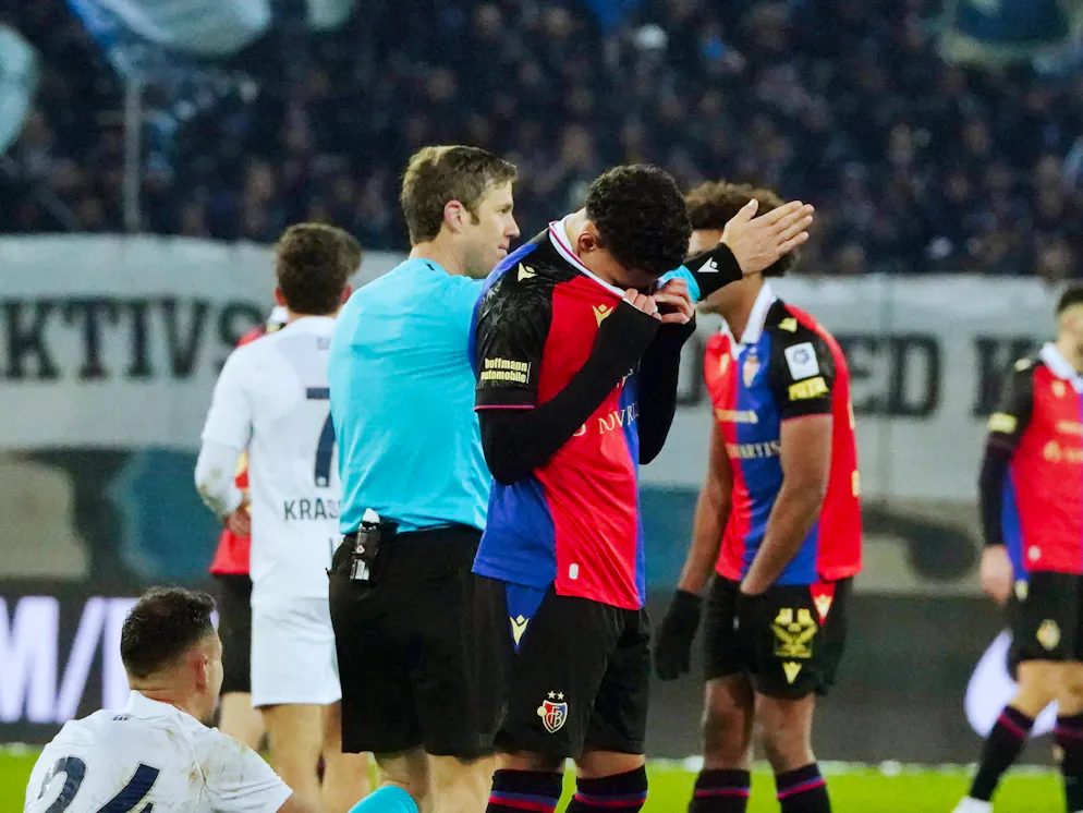 Die fussballverrückte Familie Beney. Tragischer Held im Januar 2024: FCB-Shootingstar Romeo Beney kann die Tränen nach seinem ungerechten Platzverweis nicht mehr zurückhalten.