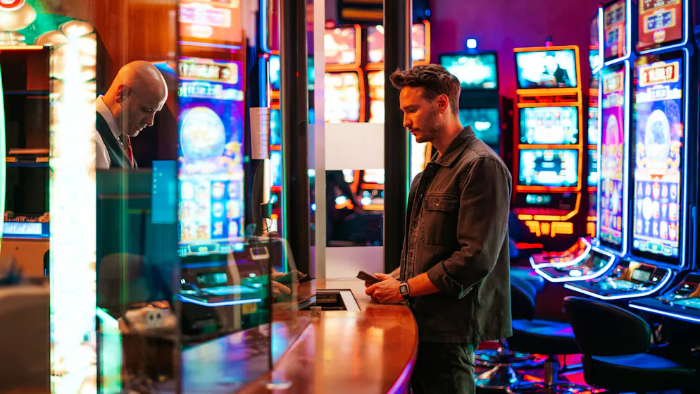 Wie erkennt man eine Spielsucht?. Im «Tatort: Der Fluch des Geldes» ermittelte Hauptkommissar Leo Hölzer (Vladimir Burlakov, rechts) im Spielcasino, wo er auf eine Gruppe Spielsüchtiger traf. Wie lässt sich die Krankheit behandeln?