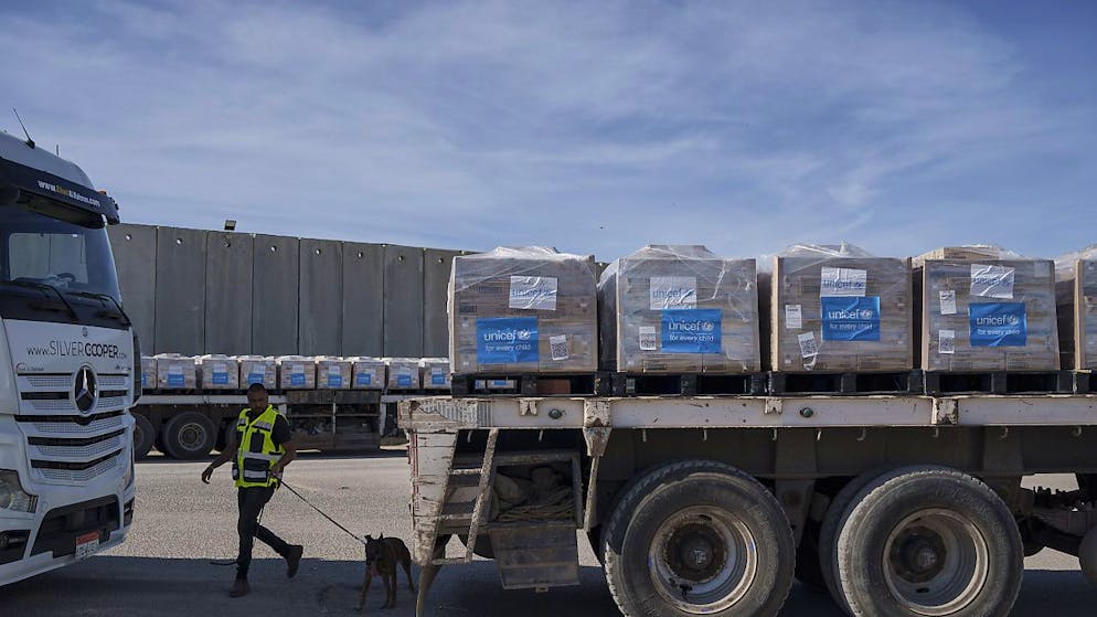 Un camion con aiuti umanitari al valico di Kerem Shalom. (foto d'archivio)
