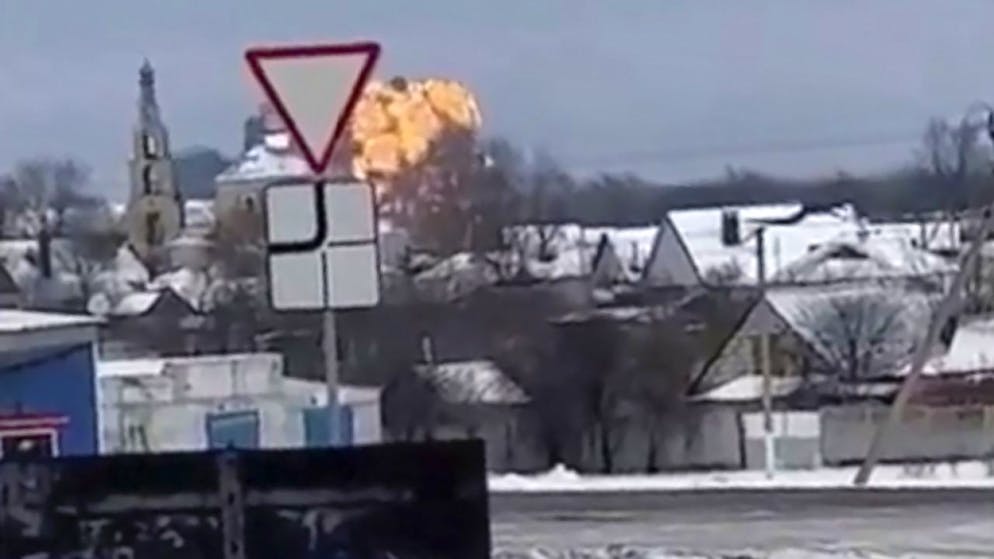 Un aereo si è schiantato in una zona residenziale vicino a Yablonovo, nella regione di Belgorod.