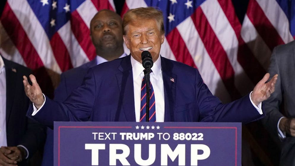 L'ex presidente Donald Trump parla durante una festa per le elezioni primarie a Nashua, martedì 23 gennaio 2024. 