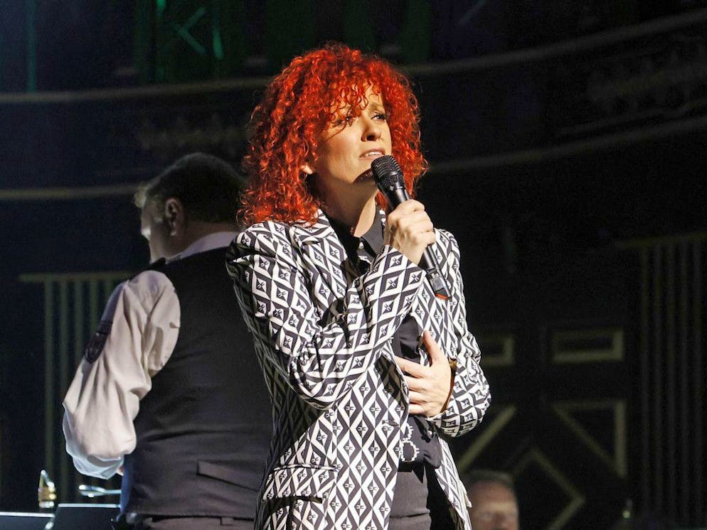 Die ehemalige Sängerin der Girlgroup «No Angels» Lucy Diakovska plaudert am Lagerfeuer über ihre Finanzen.