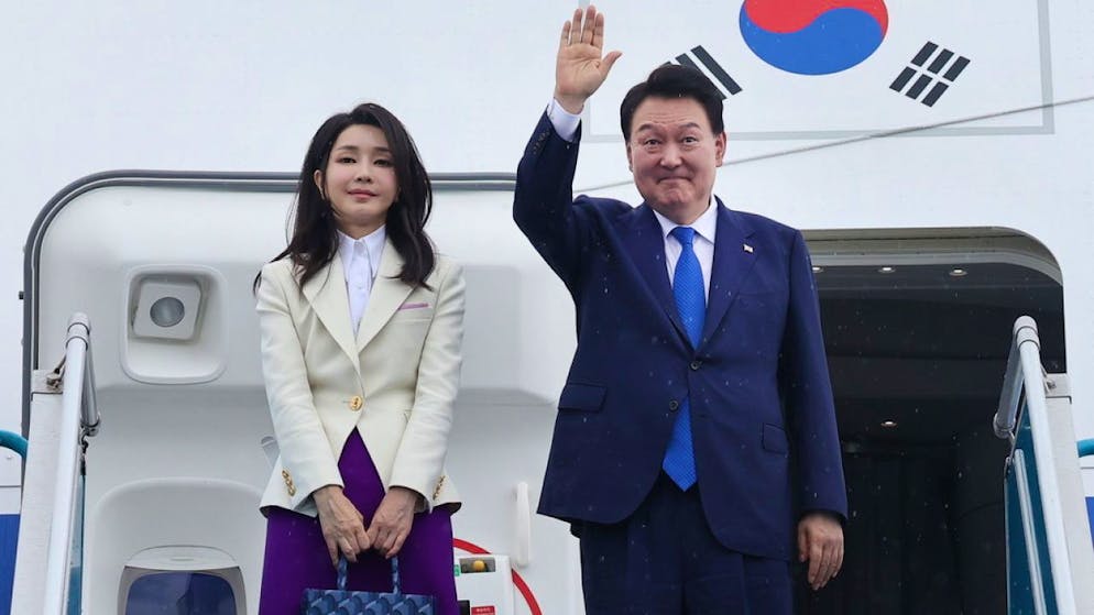 Un borsetta ricevuta in regalo dalla moglie Kim Keon-hee sta mettendo in agitazione il presidente Yoon Suk Yeol e il suo partito a pochi mesi dalle elezioni.