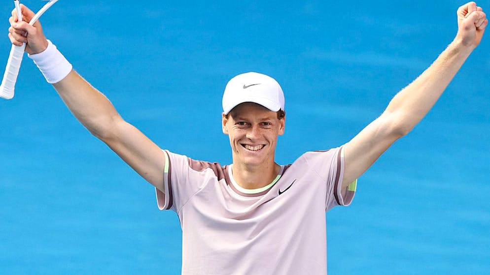 Australian Open. Un mostruoso Jannik Sinner demolisce Novak Djokovic e vola in finale