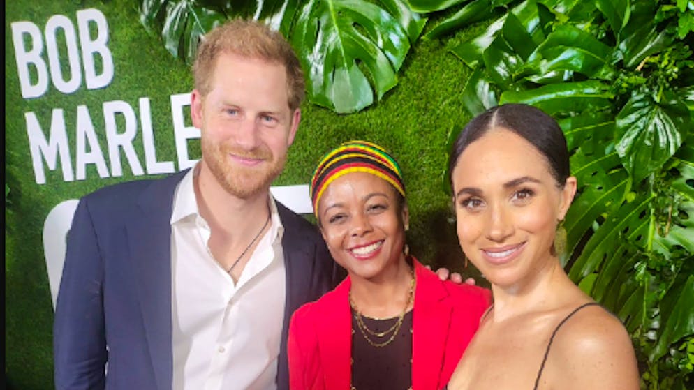 «Comportamento provocatorio». Harry e Meghan posano con un'oppositrice della monarchia in Giamaica