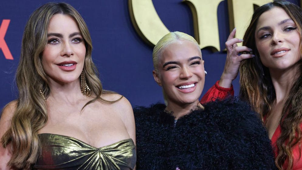 Sofía Vergara zu «Griselda»: «Es war schwierig, mich hässlich zu machen». Als Co-Stars hat sich Sofía Vergara ganz besondere – und besonders vertraute – Talente ausgesucht: ihre Cousine, die Schauspielerin Paulina Dávila (rechts) und Reggaeton-Superstar Karol G (Mitte).