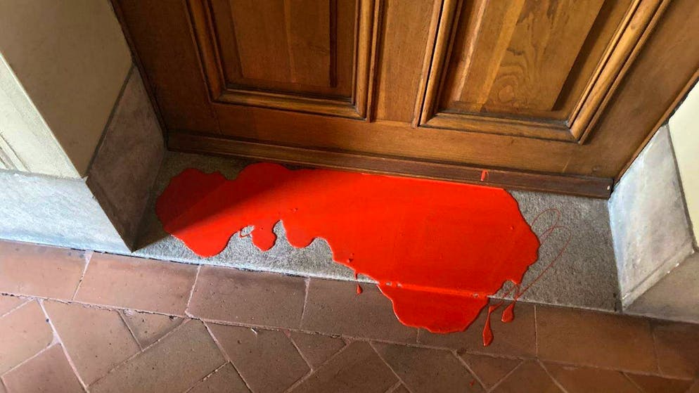 La vernice rossa sull'uscio di Branda.