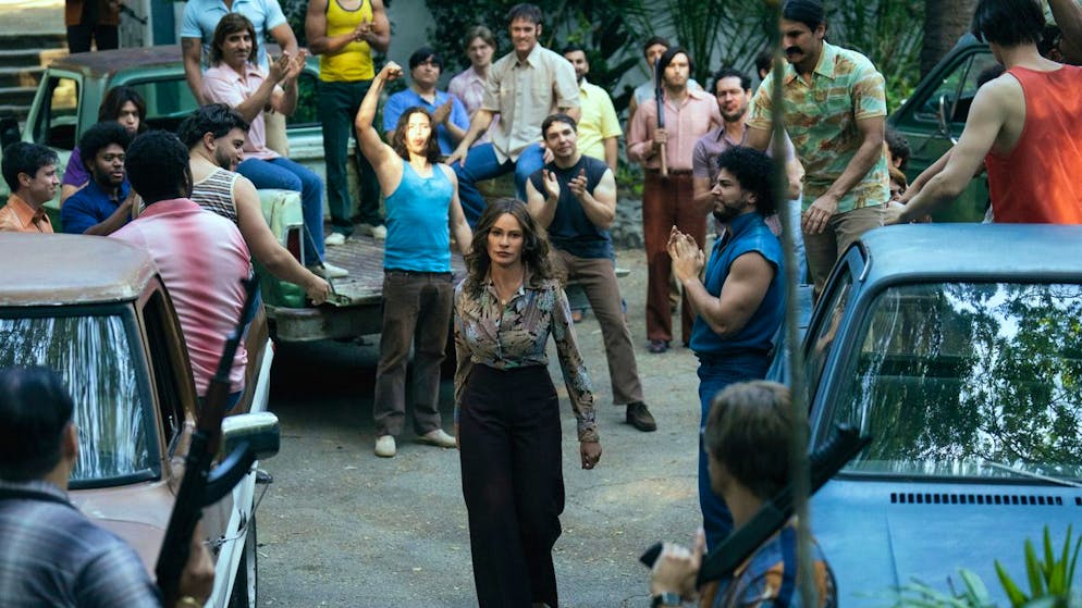 Sofía Vergara zu «Griselda»: «Es war schwierig, mich hässlich zu machen». «Ich sag’s nicht gern, aber ein Teil von mir bewundert Griseldas Drive», gibt Sofía Vergara zu. «Sie hat sich lange an der Spitze gehalten und wenn sie es gewollt hätte, hätte sie auch Präsidentin von Kolumbien werden können.»