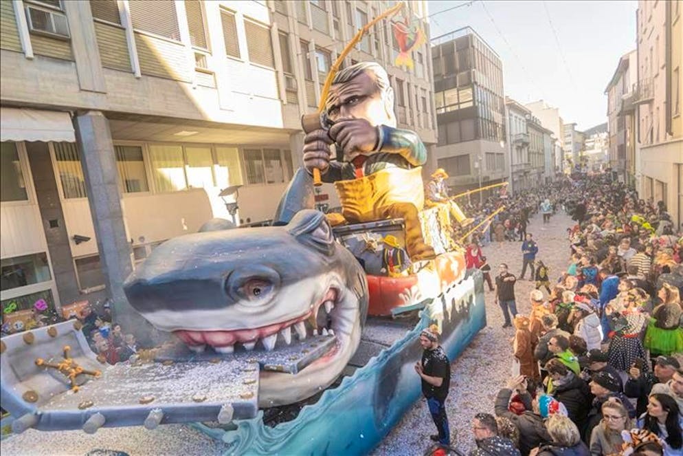 Sole e folla sabato a Chiasso