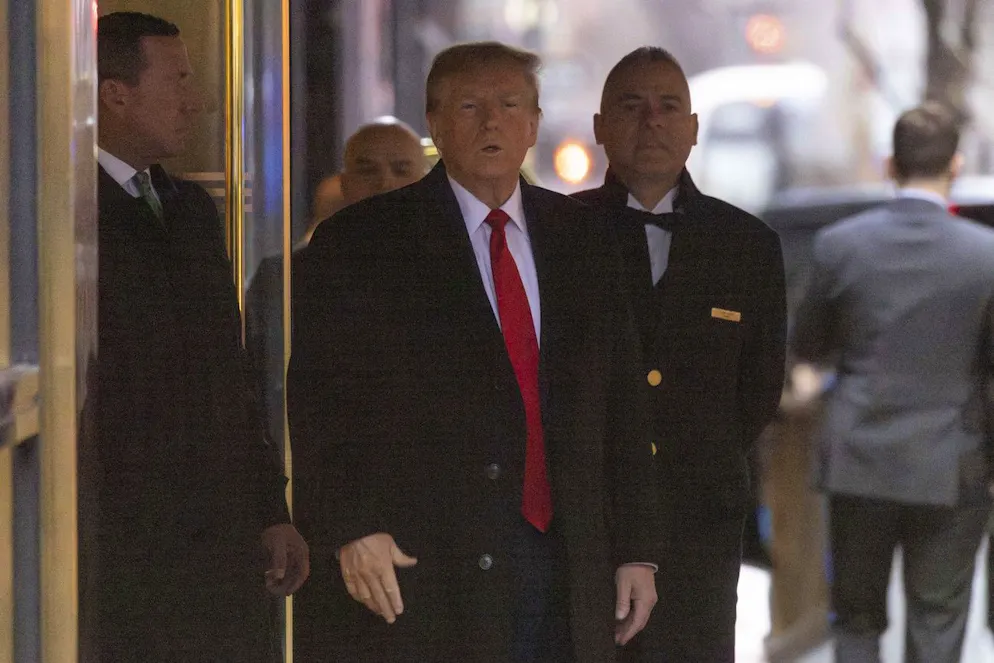 .L'ex presidente Donald Trump mentre lascia il suo appartamento, venerdì 26 gennaio 2024, a New York prima delle arringhe finali nella causa per diffamazione nei confronti della scrittrice E. Jean Carroll.