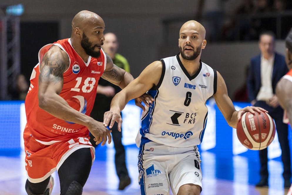 Le joueur tessinois Antonio Maurice Ballard, gauche, lutte pour le ballon avec le joueur fribourgeois Jonathan Kazadi, droite.
