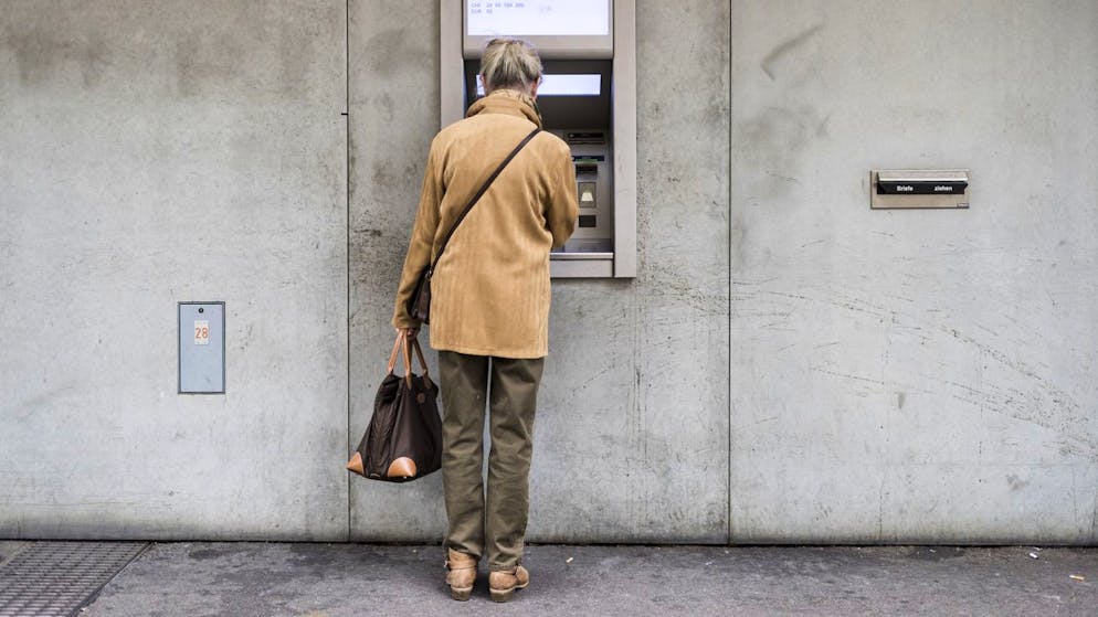 Zehntausende mit tiefer AHV- oder IV-Rente müssen seit dem 1. Januar mit weniger Ergänzungsleistungen auskommen. Das Parlament hat die Hürden für den Anspruch erhöht.