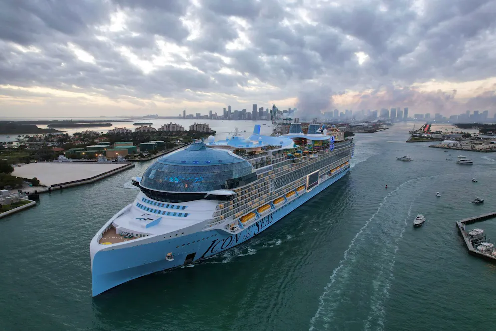 Die Icon of the Seas verlässt den Hafen von Miami zu seiner ersten öffentlichen Kreuzfahrt, vorbei an Fisher Island und Miami Beach.