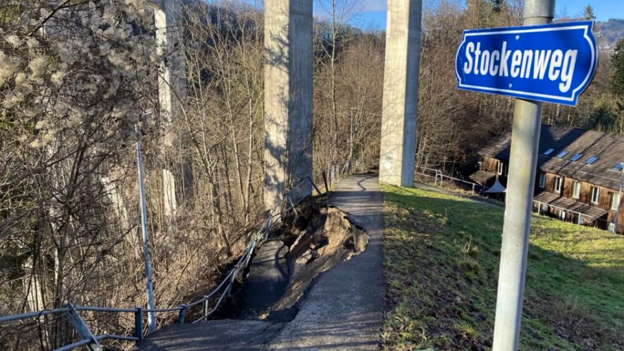 Hangrutsch. Weg mitsamt Geländer in St. Gallen abgerutscht