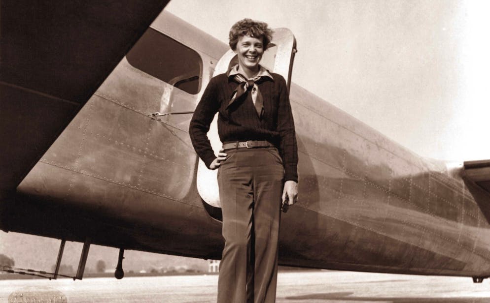 L'ultimo volo di Amelia Earhart. Si tratta dell'operazione di salvataggio più complessa della storia degli Stati Uniti: nei 17 giorni successivi, le squadre di ricerca tentarono senza successo di rintracciare la famosa pilota e il suo compagno di viaggio. Le ricerche costarono 4 milioni di dollari. Da allora si sono fatte molte speculazioni sull'accaduto.
