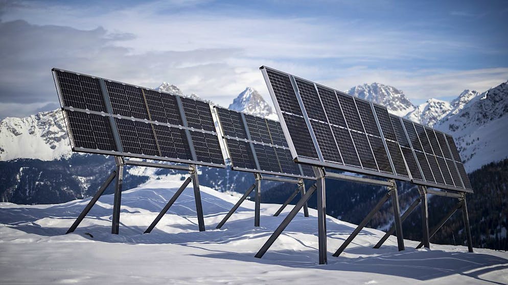 Blick auf die Testanlage «Tschers» des geplanten Grossprojektes Nandro Solar des Elektrizitätswerks der Stadt Zürich. Die Gemeindeversammlung von Surses GR lehnte die Solar-Grossanlage am Montagabend ab.