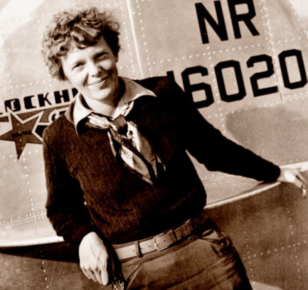 L'ultimo volo di Amelia Earhart. Il duo vola in Asia via Bangkok e Singapore fino a Bandung, sull'isola di Giava. Durante il viaggio di ritorno verso Surabaya, si verifica un problema con gli strumenti: il duo deve tornare indietro ed effettuare le riparazioni a Bandung.