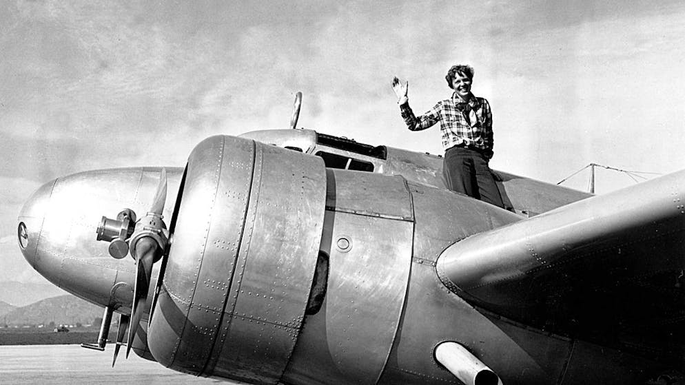 Amelia Earhart insieme al suo aereo Lookheed a Los Angeles il 10 marzo 1937 prima del decollo per il giro del mondo.