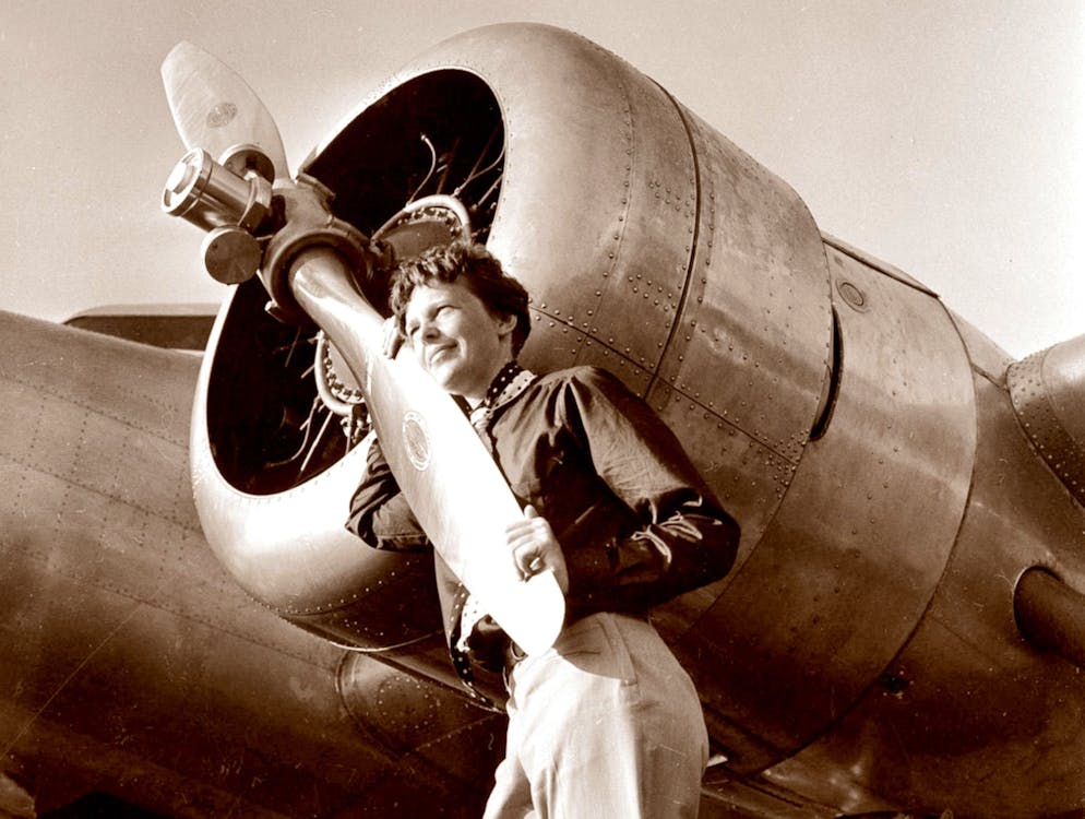 L'ultimo volo di Amelia Earhart. Le foto che seguono sono state scattate a Burbank, in California, il 20 maggio 1937, poco prima dell'inizio del giro del mondo. Amelia Earhart posa davanti all'Electra 10E, che Lockheed costruì secondo i suoi progetti nel 1936. L'aereo ha naturalmente bisogno di serbatoi più grandi per il mastodontico viaggio.