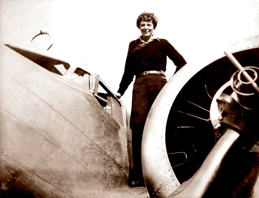 L'ultimo volo di Amelia Earhart. Il 29 giugno, i due americani volano a Lae, nell'attuale Papua Nuova Guinea. Hanno bisogno di 7 ore e 43 minuti per coprire la distanza di ben 1900 chilometri. I due hanno percorso oltre 35.000 chilometri e sono in dirittura d'arrivo.
