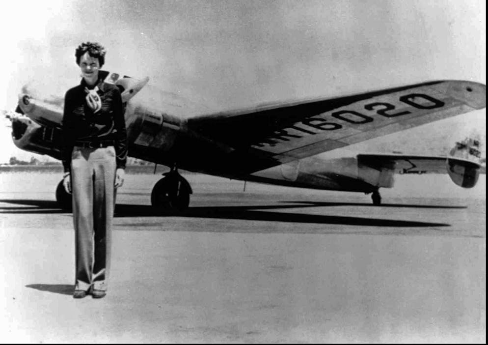 L'ultimo volo di Amelia Earhart. Alcuni sostengono che la Earhart stesse viaggiando come spia. Altri sostengono che i giapponesi avessero arrestato gli americani. Vengono tirati in ballo persino gli alieni. Si ipotizza che abbia assunto una nuova identità.