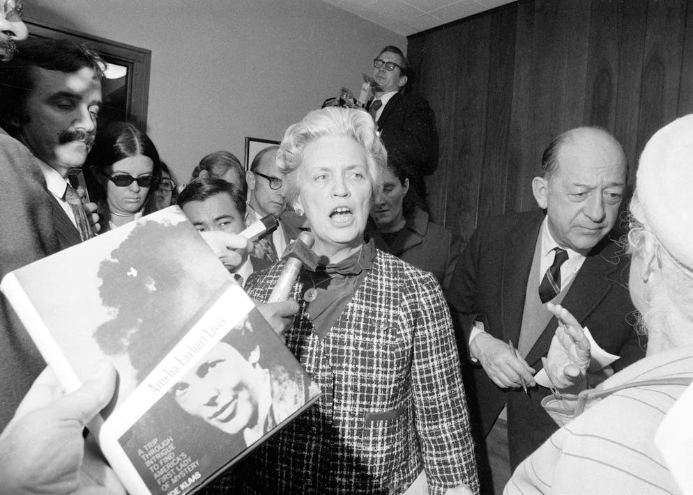 L'ultimo volo di Amelia Earhart. L'intera faccenda arrivò al punto che una certa Irene Craigmile Bolam di Jamesburg, New Jersey, dovette tenere una conferenza stampa a New York il 10 novembre 1970 per assicurare al pubblico di non essere Amelia Earhart. Il motivo? Che lei fosse l'aviatrice più famosa al mondo era stato affermato in un libro.