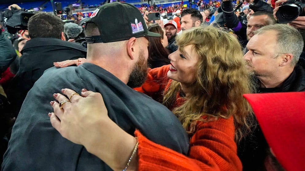 An Taylor Swift kommt niemand derzeit vorbei, selbst Football-Fans nicht, denn ihre Romanze mit NFL-Star Travis Kelce dominiert die Schlagzeilen.