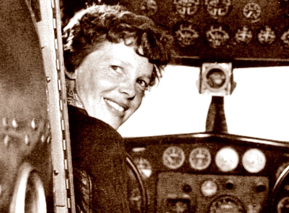 L'ultimo volo di Amelia Earhart. Ma la loro prossima destinazione è a oltre 4.100 chilometri di distanza: l'isola di Howland, nel Pacifico. Dal 30 giugno, Earhart e Noonan si preparano per la partenza, prevista per il 2 luglio.