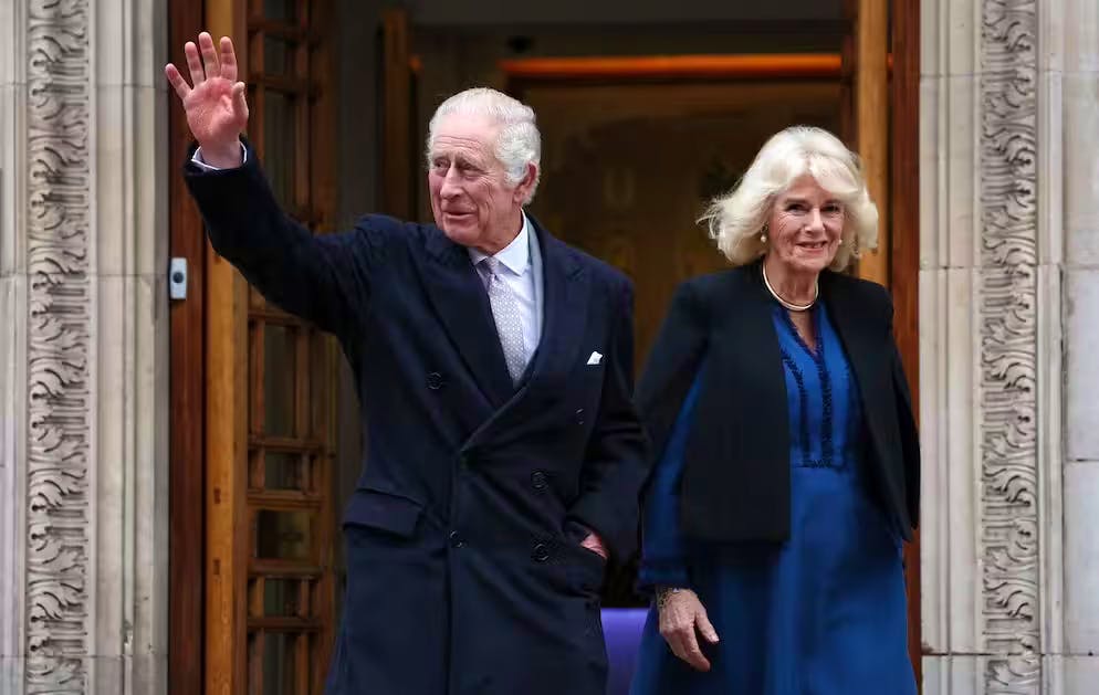 Le roi Charles et la reine Camilla à leur sortie de la clinique londonienne, le lundi 29 janvier 2024 dans l'après-midi. La princesse Kate avait quitté la même clinique quelques heures plus tôt, mais sans apparaître en public.