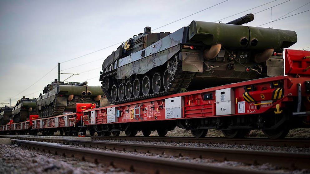 Auf Zügen rollten am Dienstag Kampfpanzer des Typs Leopard 2 aus der Ostschweiz in Richtung Deutschland.