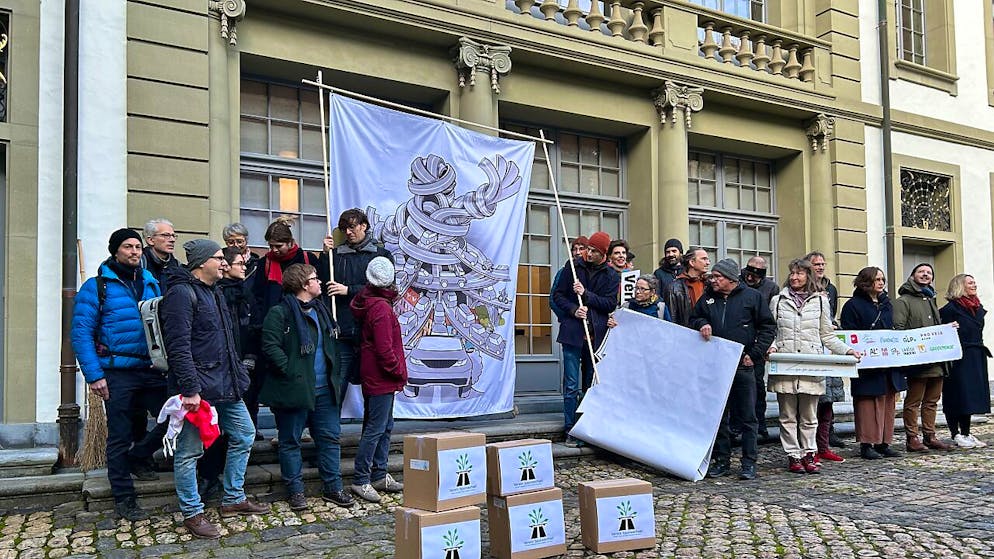 Die Gegner des Wankdorf-Autobahnprojekts haben für ihre Initiative 6800 Unterschriften gesammelt. Diese haben sie am Dienstag vor dem Erlacherhof den Behörden übergeben.