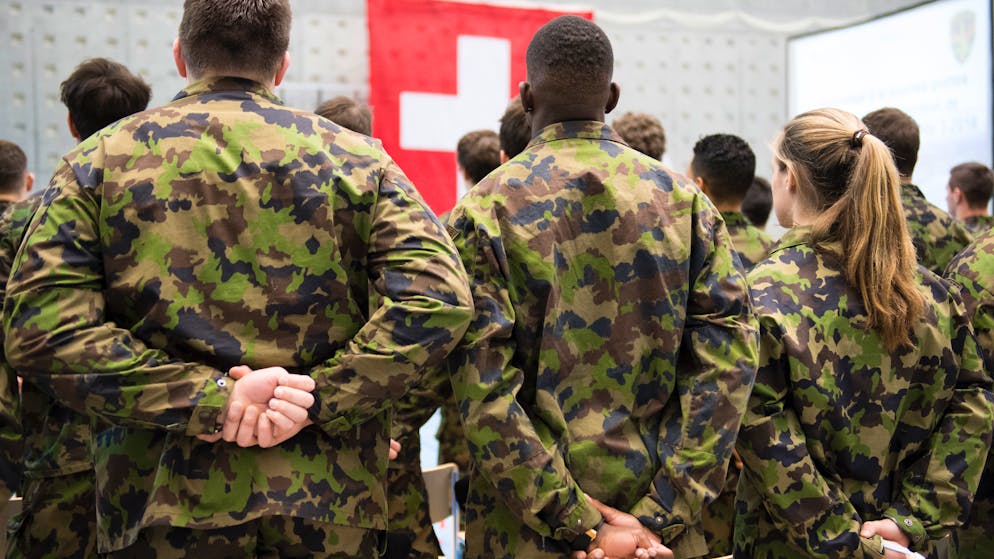 Parliament deliberates. SVP wants to oblige foreigners to finance the army