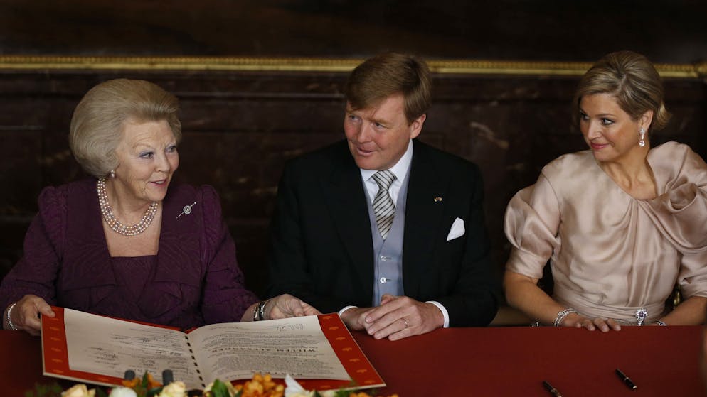 La regina Beatrice dei Paesi Bassi ha passato la responsabilità al figlio maggiore Willem-Alexander e alla moglie Máxima nel 2013.