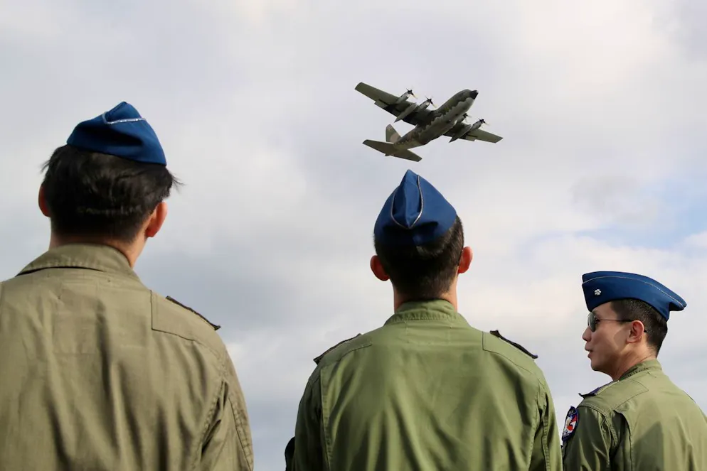 Près de 40 avions militaires étaient garés sur le tarmac de la base le 5 juin mais la plupart était loin deux semaines plus tard.