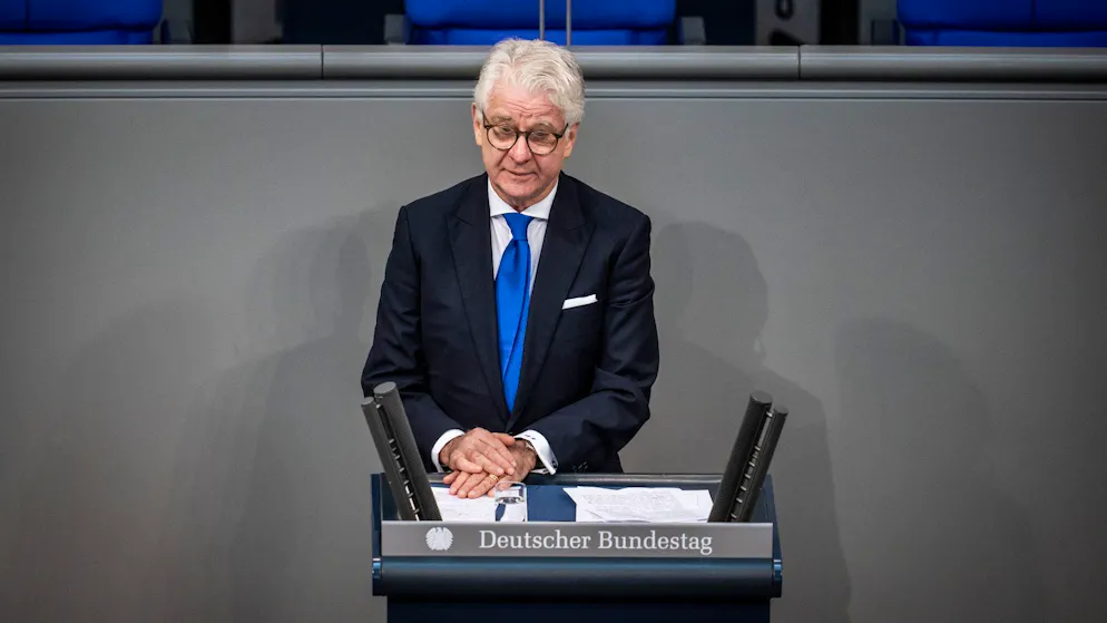 Vor einem Jahr erzählte blue Sport Experte Marcel Reif (75) seine Familiengeschichte bei einer Veranstaltung zur Befreiung des KZ Auschwitz im Deutschen Bundestag.